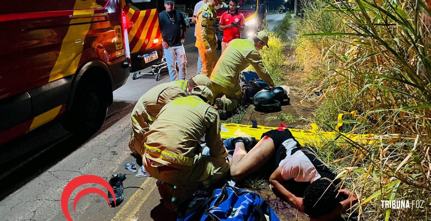 Colisão entre dois carros e uma motocicleta deixa duas pessoas gravemente feridas na Av. Gramado