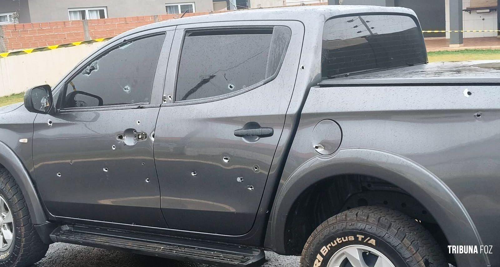 Delegacia de Homicídios e Policia Cientifica fazer perícia em caminhonete perseguida e metralhada no Bairro Três Lagoas  