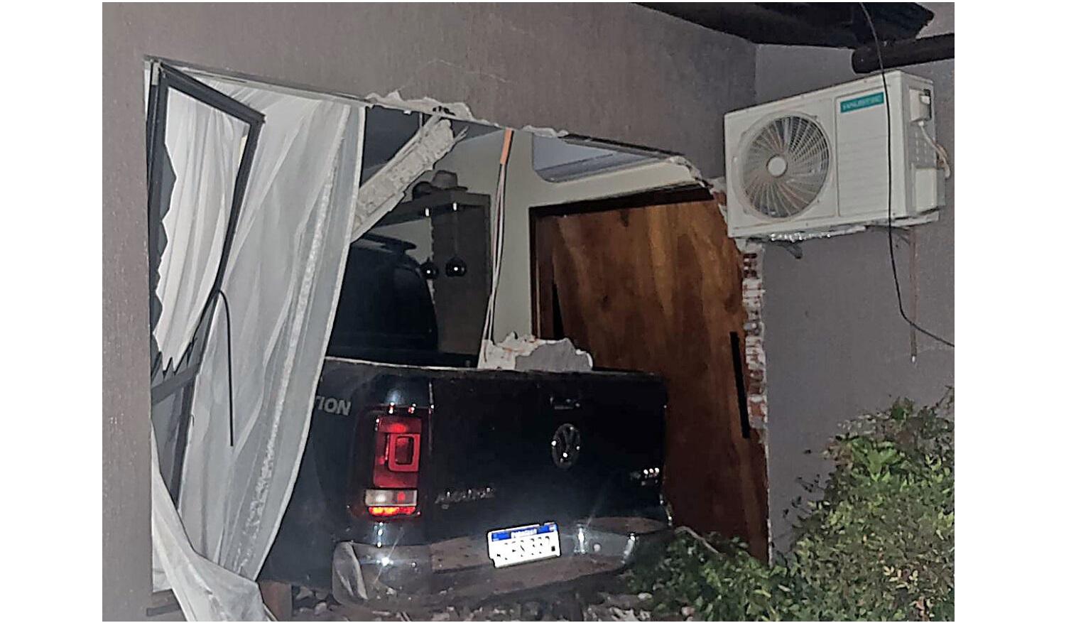 Idoso brasileiro perde o controle de sua caminhonete e invade sua própria sala de estar em San Alberto no Paraguai