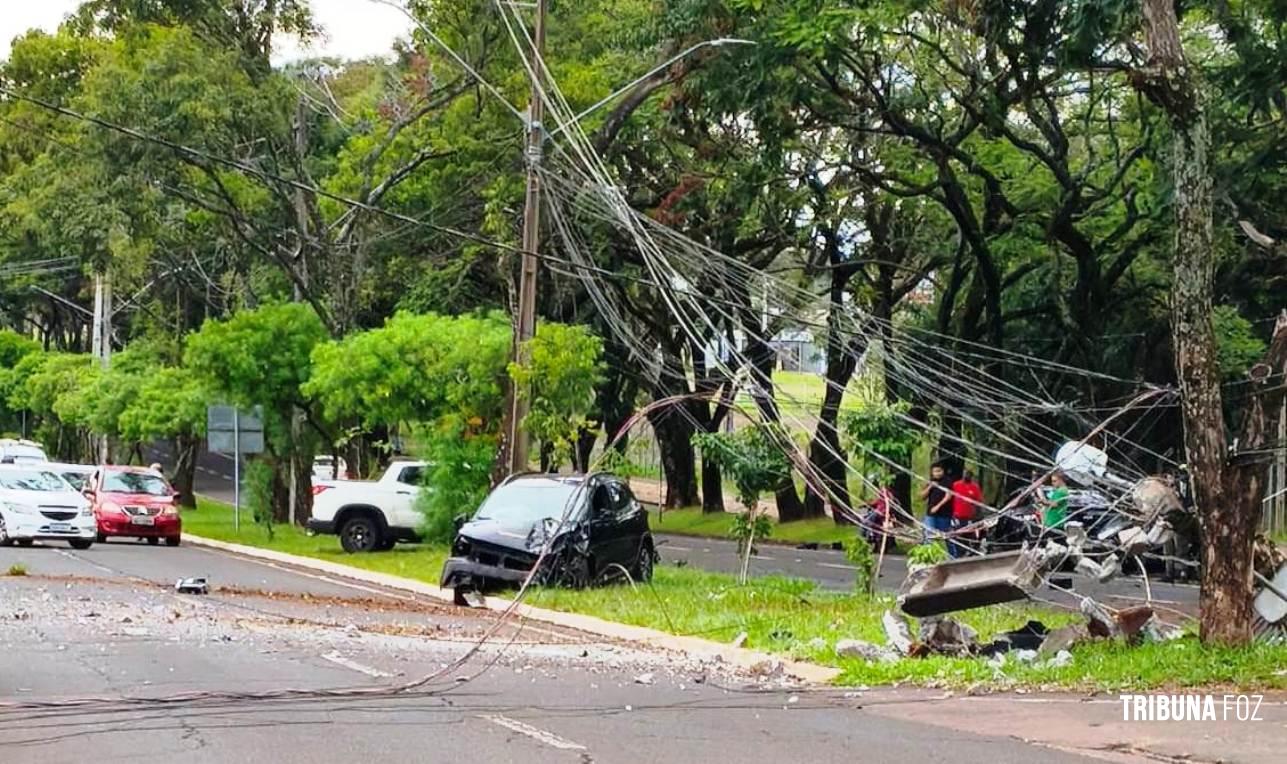 Impacto tão forte que motor é arrancado após veículo colidir em poste na Av. Garibaldi