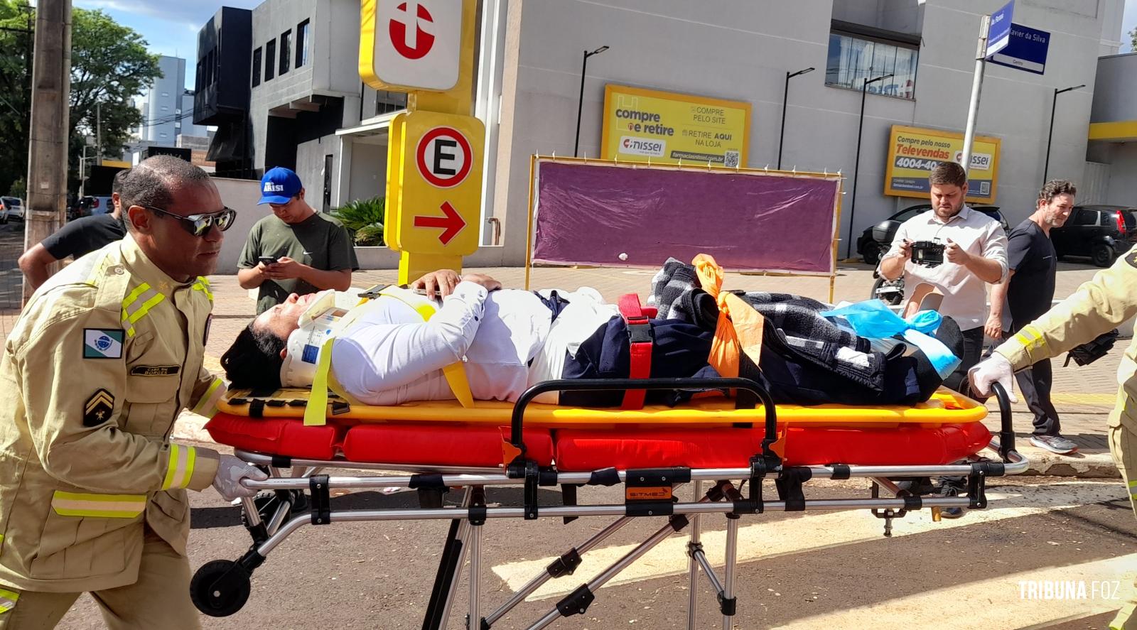 Motociclista é socorrida pelo Siate após colisão na Av. Paraná