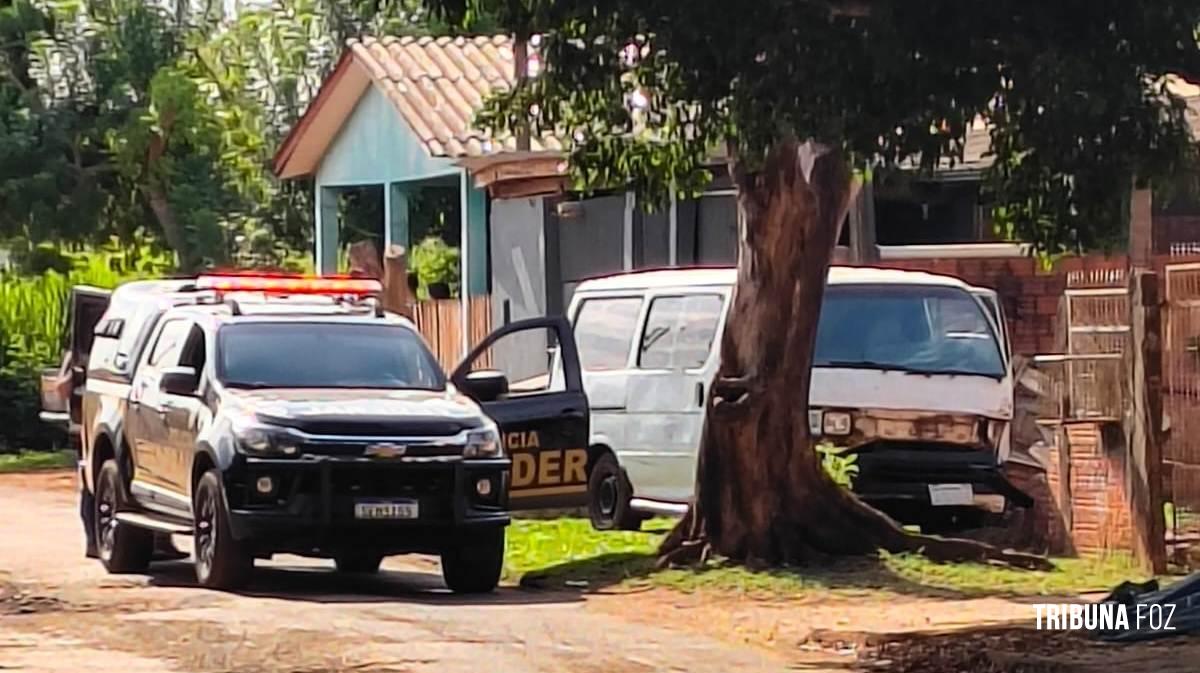 PF prendem motorista e van com mercadorias após perseguição no Porto Meira em Foz do Iguaçu