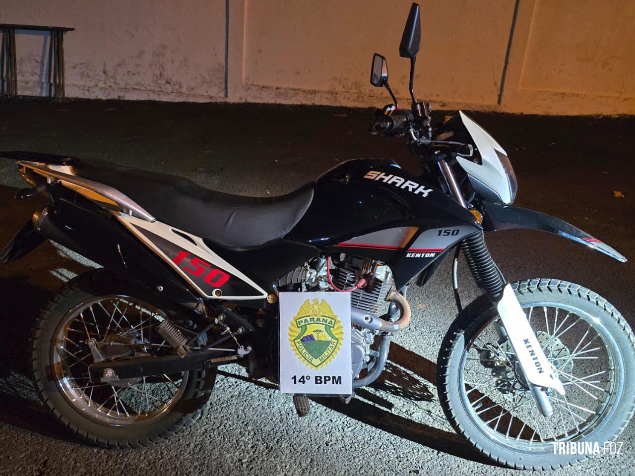 Polícia Militar prende homem e recupera motocicleta com queixa de furto/roubo em Foz do Iguaçu