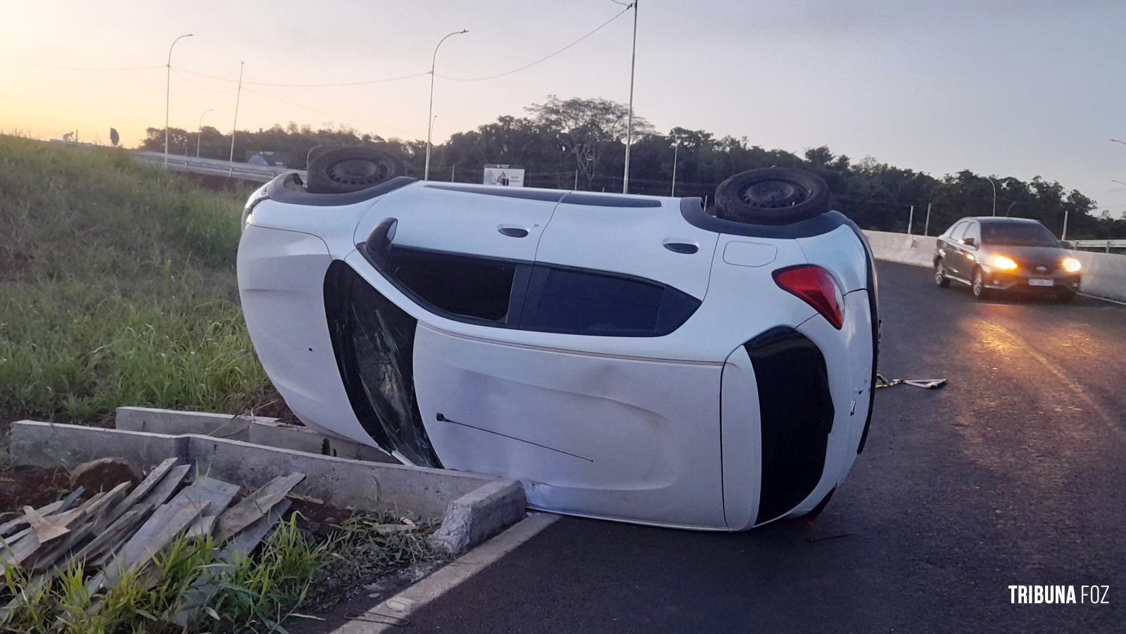 Veiculo capota na Av. Perimetral Leste na alça de acesso a Av. das Cataratas