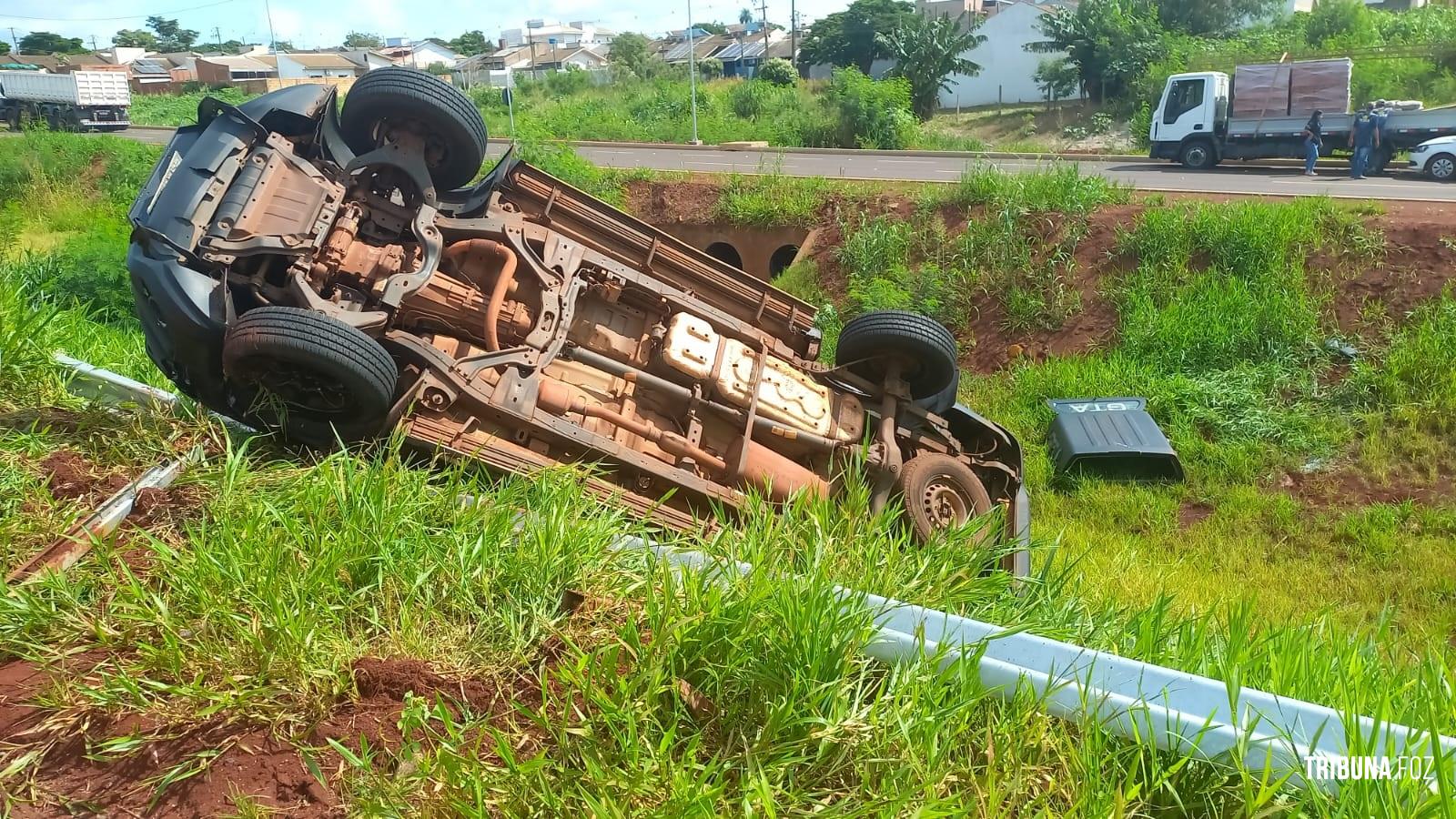 Viatura da Guarda Municipal de Foz do Iguaçu capota durante deslocamento na Av. Perimetral Leste