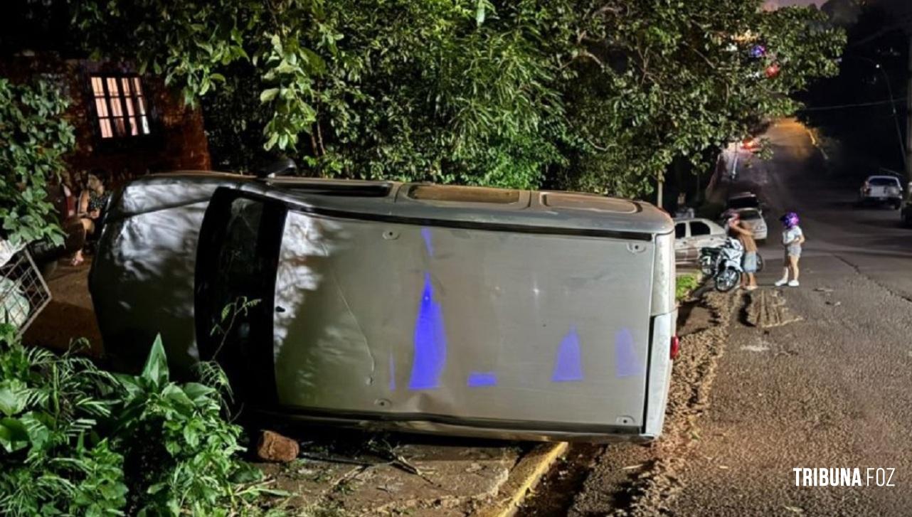 Acidente de trânsito seguido de tombamento de veículo em Puerto Iguazú