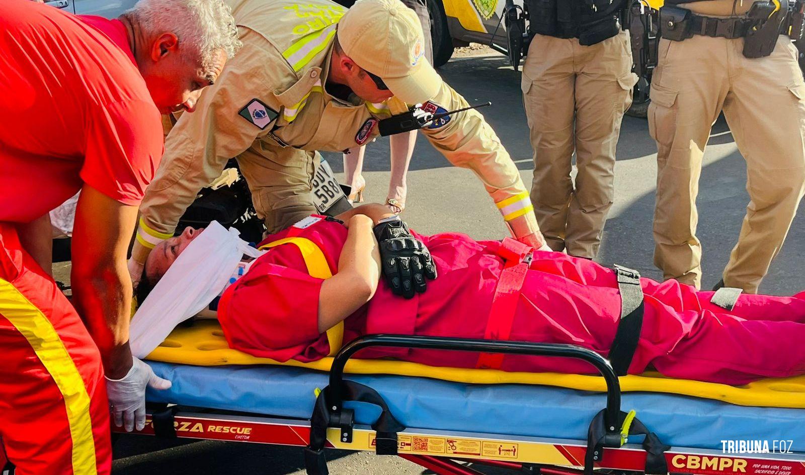 Acidente entre carro e moto deixa vítima ferida na rotatória da Av. Costa e Silva