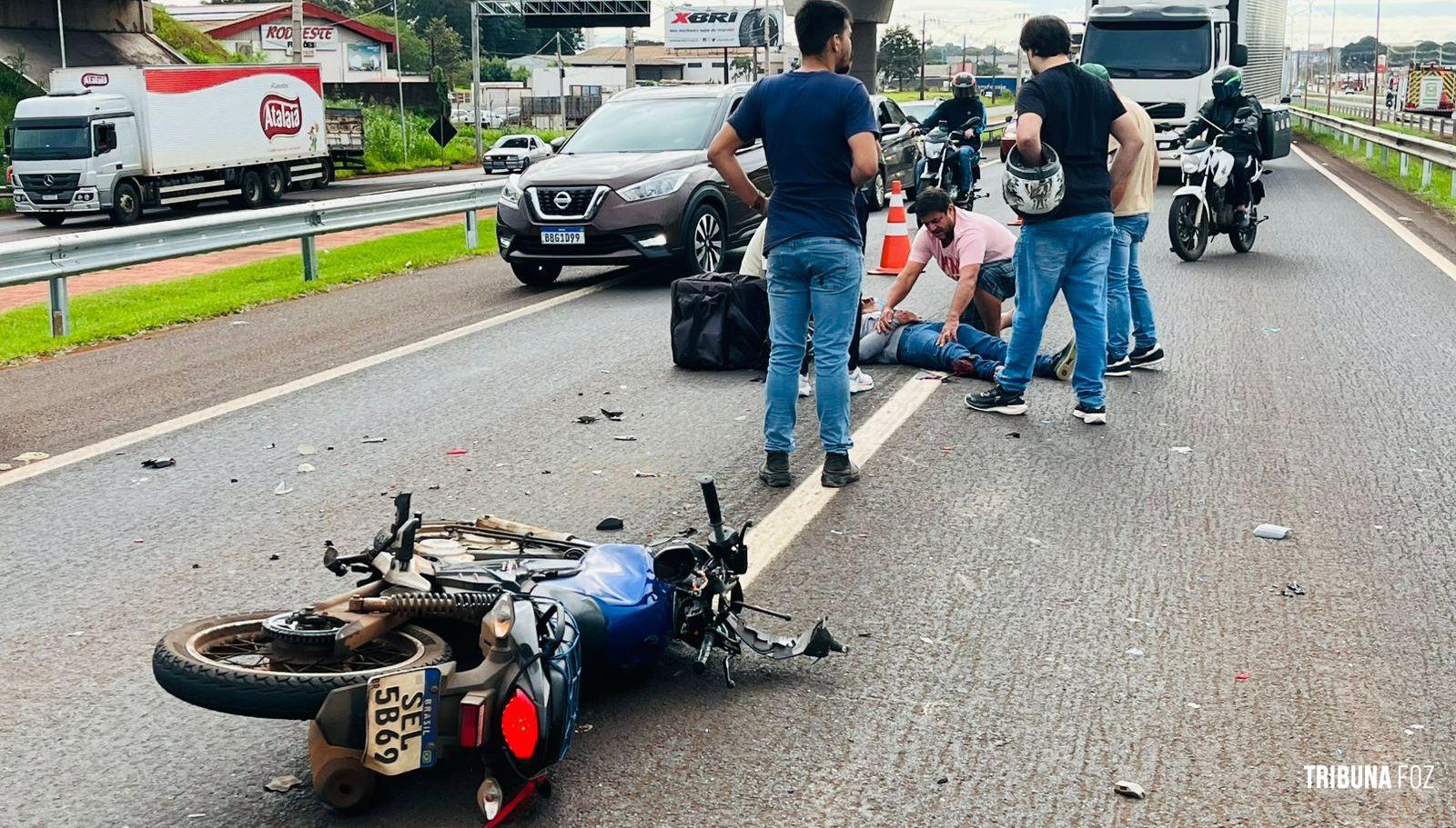 Acidente grave na BR-277: Tênis do motociclista fica preso no para-choque de carreta após colisão e motociclista é socorrido pelo Siate na BR-277