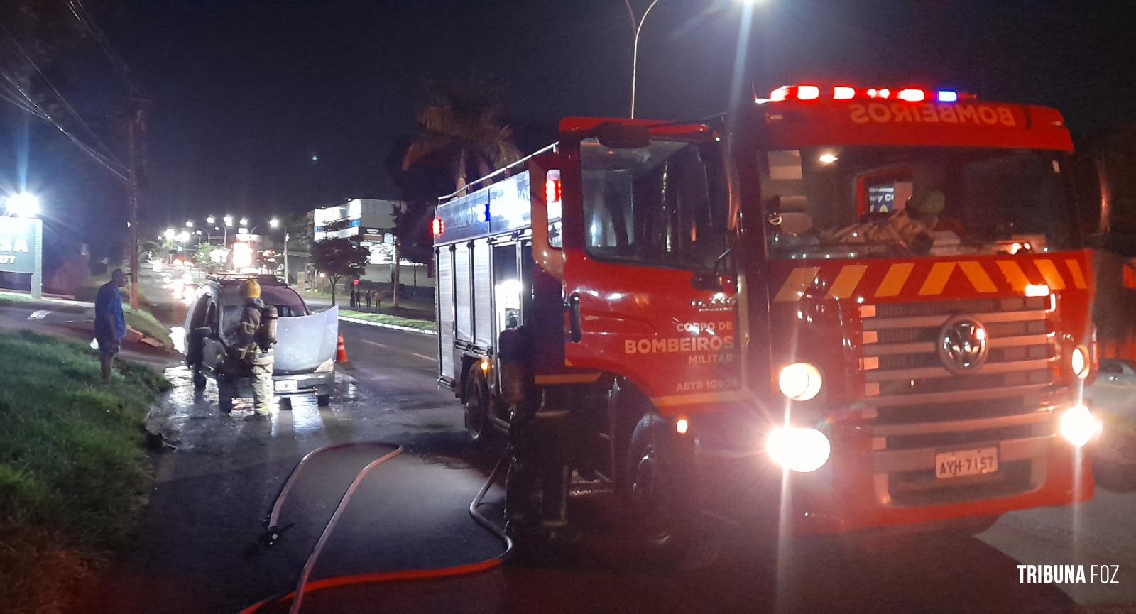 Bombeiros interveem em incêndio veicular na Av. das Cataratas