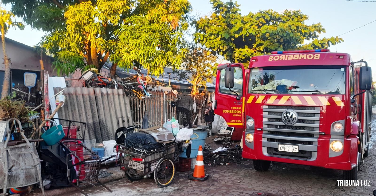 Bombeiros são acionados após principio de incêndio a residência no Conjunto Bubas, no Porto Meira