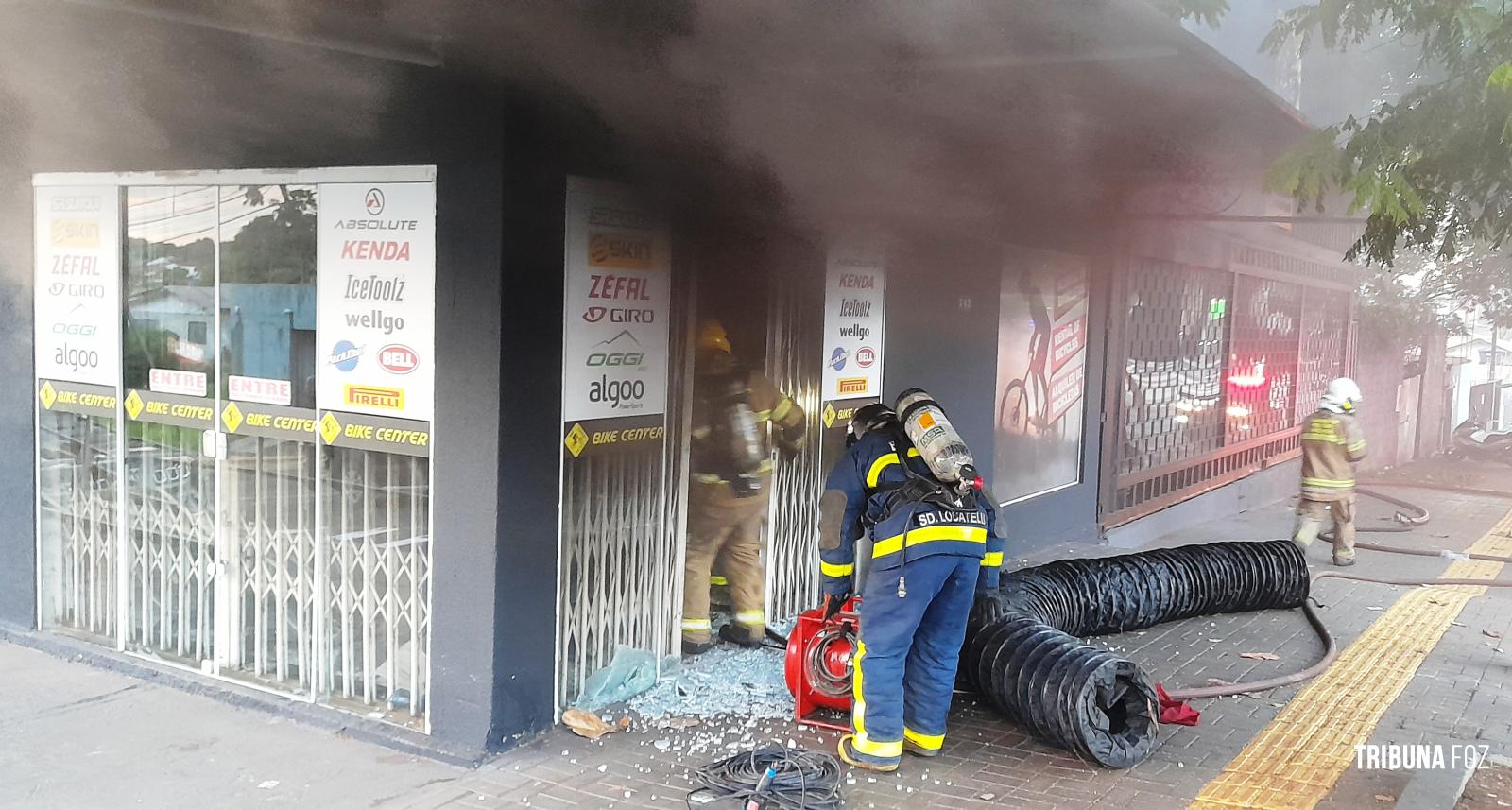 Bombeiros são mobilizados após incêndio em bicicletaria no Bairro Boicy em Foz do Iguaçu 