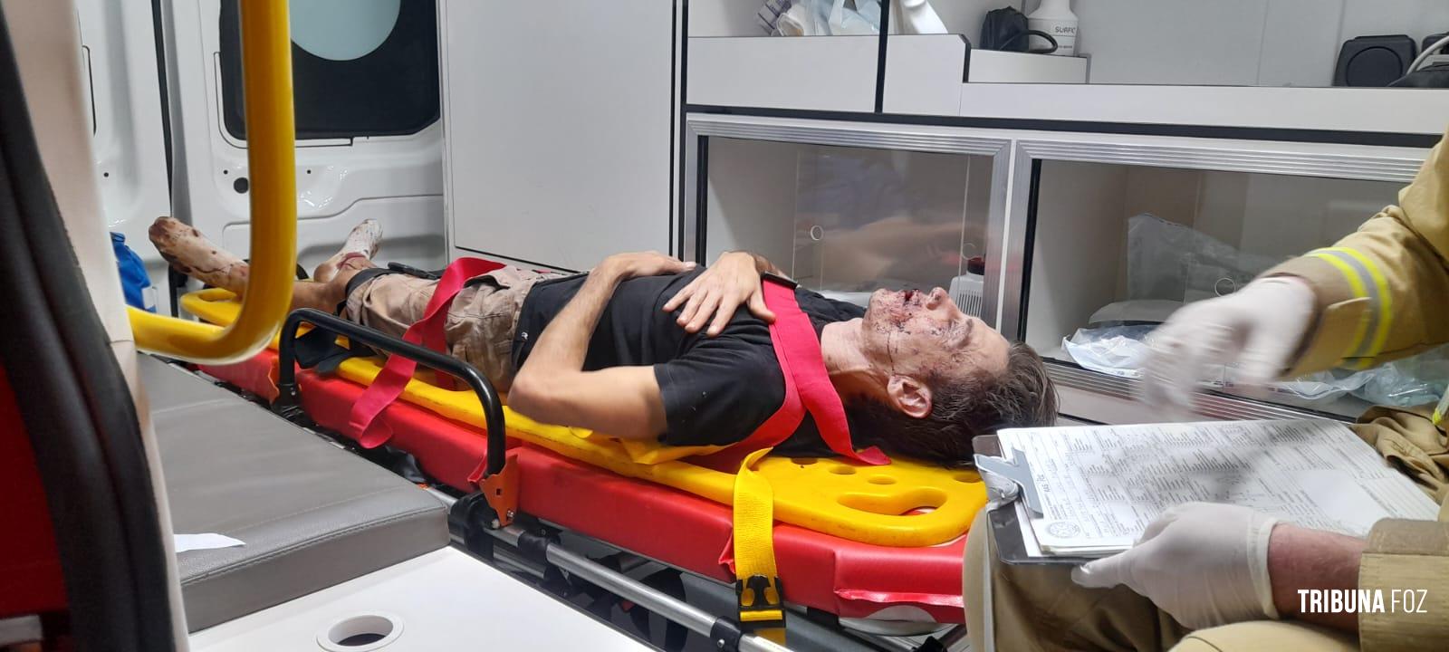 "Cagão" leva uma "camaçada" de pau na Praça do Boulervard e é socorrido pelo Siate