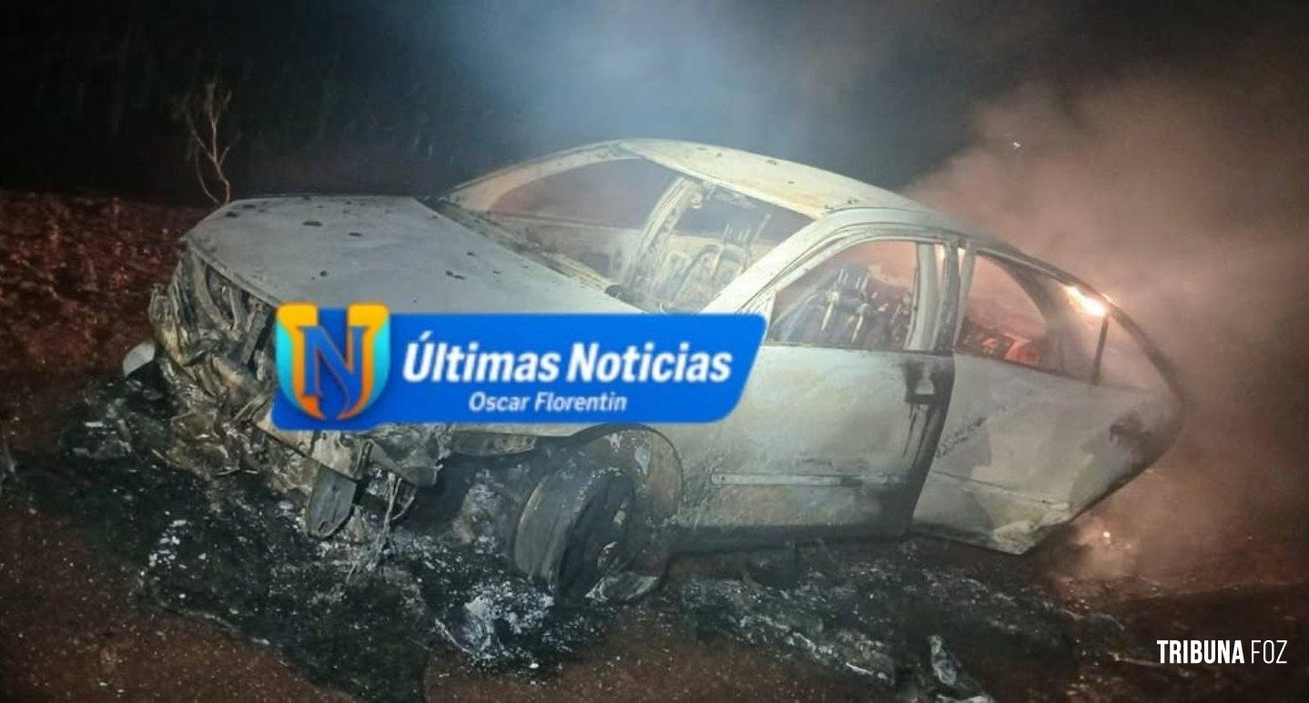 Carro atola na lama e pega fogo em Santa Fé, no Paraguai