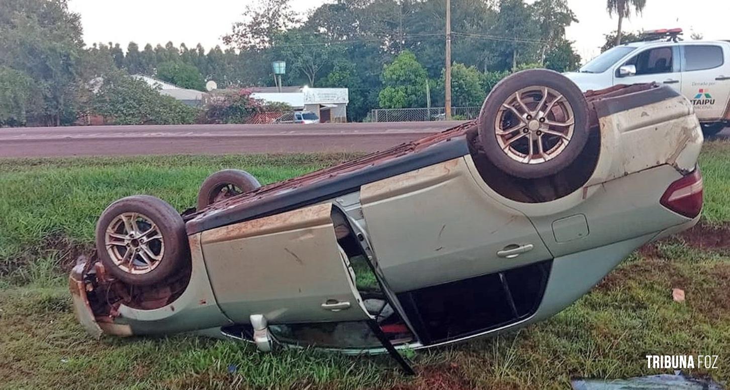 Carro capota após manobra brusca para evitar colisão frontal no Paraguai