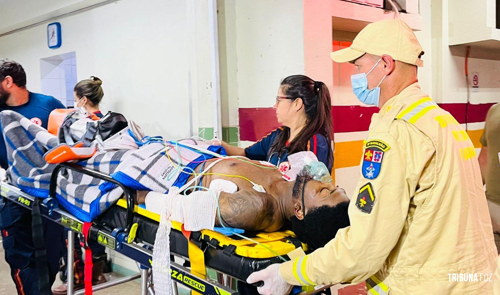 Carro passa atirando e deixa três pessoas em estado gravíssimo no Bairro Jardim São Paulo