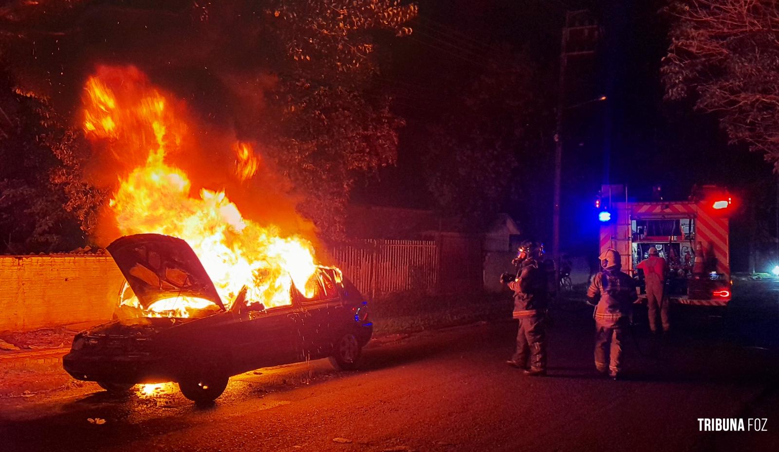 Carro pega fogo e mobiliza Corpo de Bombeiros no Bairro Porto Meira 