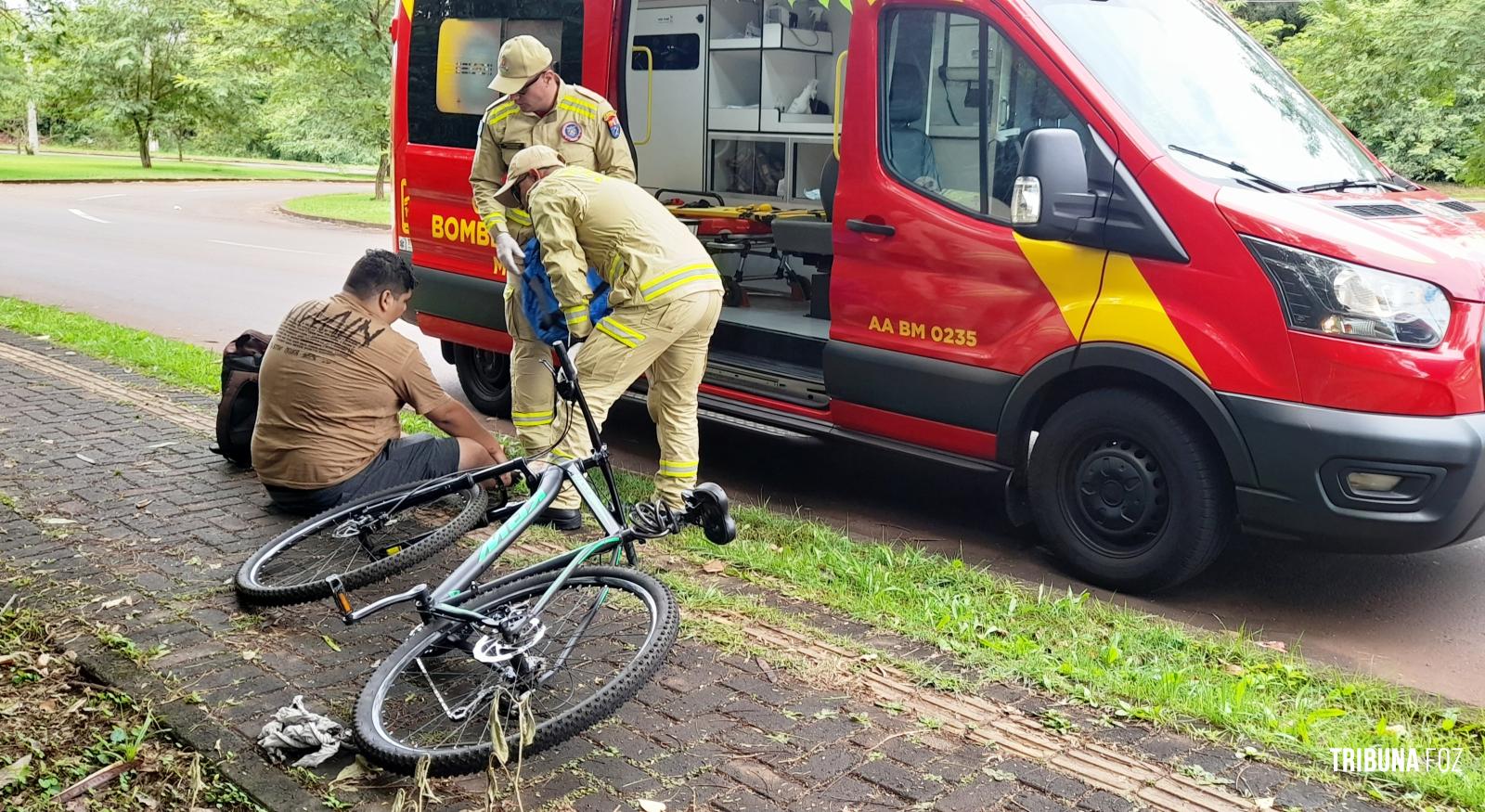 Ciclista é socorrido pelo Siate após queda na rotatória da Av. Safira em Foz do Iguaçu