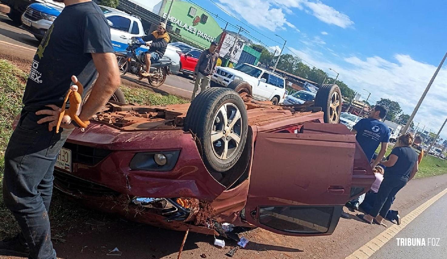 Colisão seguido de capotamento deixa duas pessoas feridas no Km 6,5 em Ciudad del Este