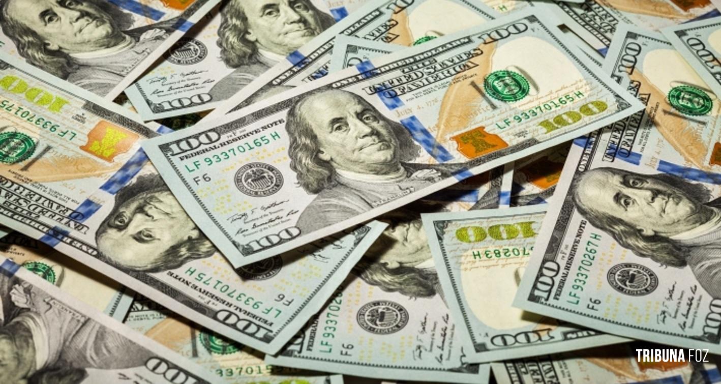 Dólar abaixo de R$ 5: o que explica a queda da moeda americana?