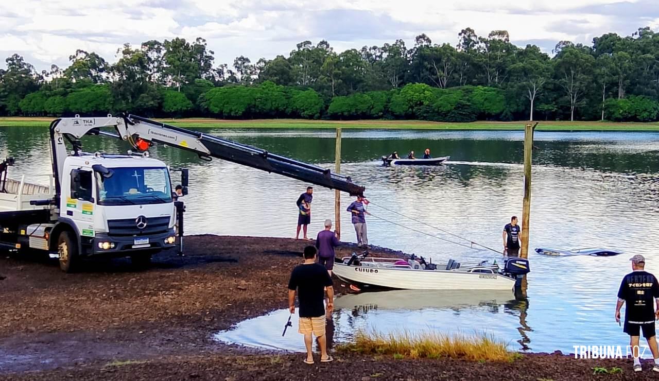 Foi botar o barco na água e o carro foi junto na praia de Santa Helena