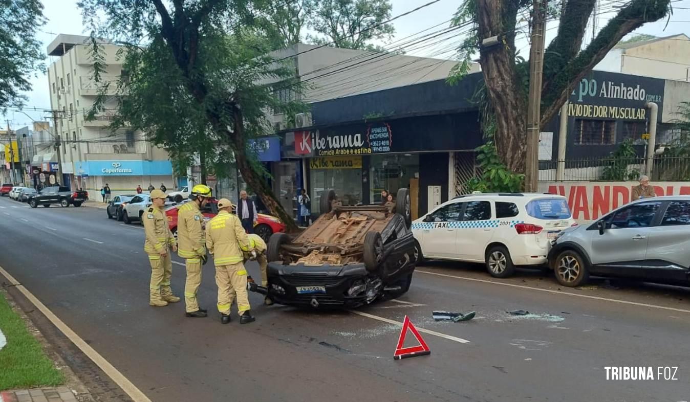 Idoso capota veículo após colisão na Av. Juscelino Kubitschek em Foz do Iguaçu