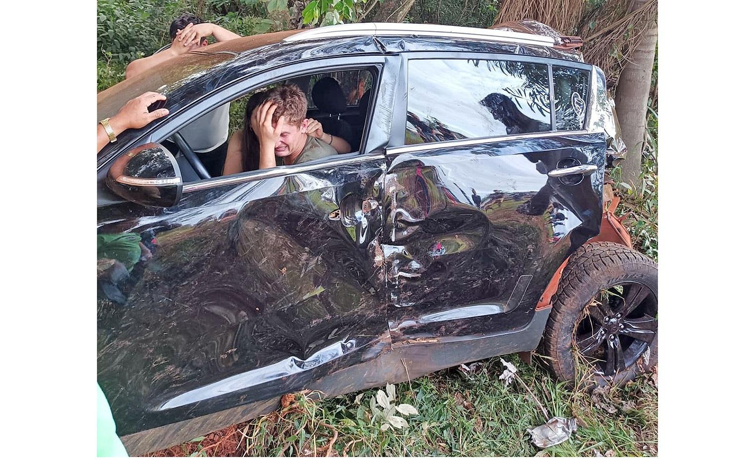 Jovem sobrevive a violento acidente contra árvore na Rodovia PY-07 na Colônia Fortuna, no Paraguai