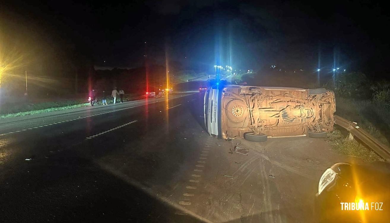 Microônibus universitário capota após pane mecânica no Paraguai; Dez estudantes escapam ilesos