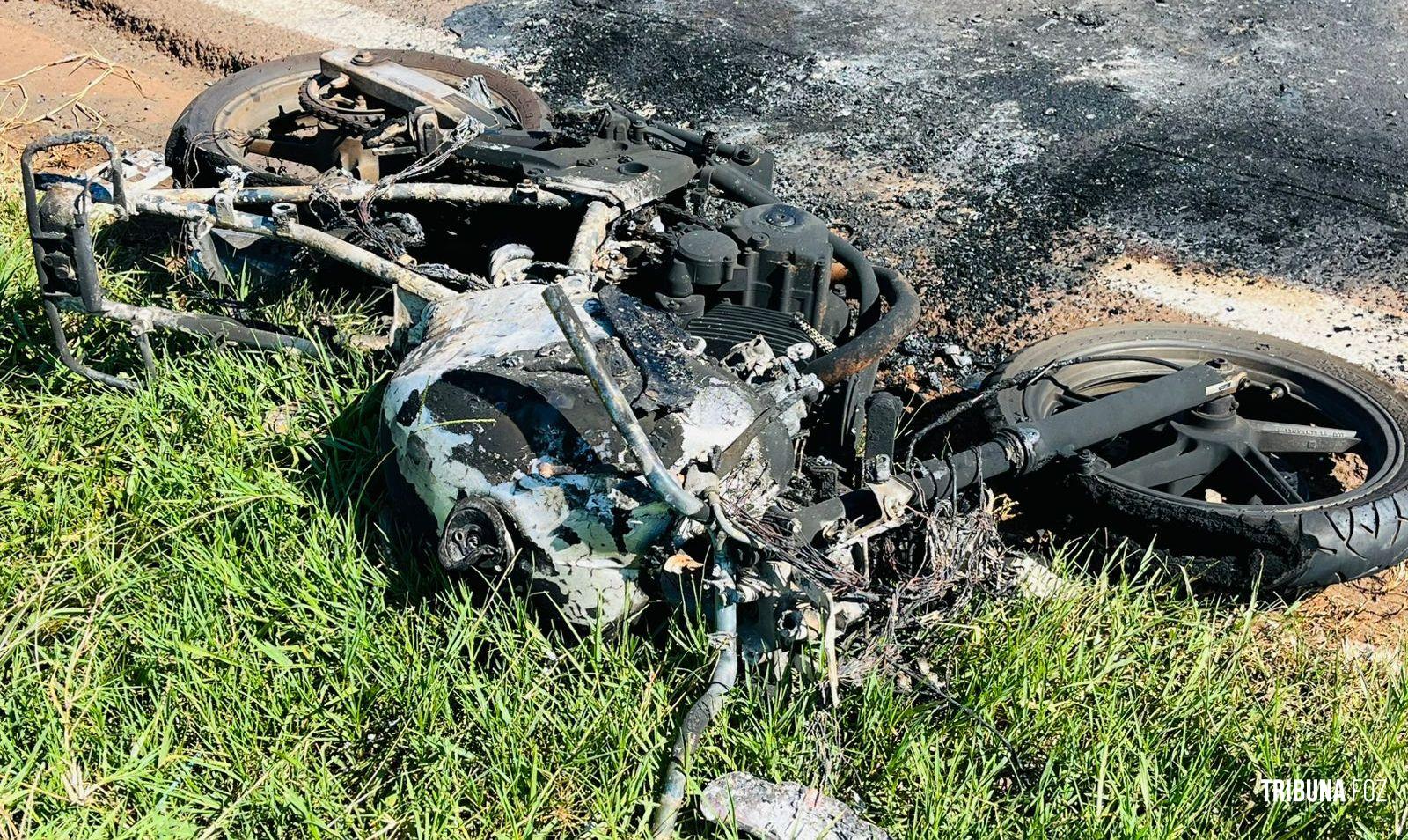 Motocicleta queimada em estado de abandono na marginal da BR-277 no Bairro Três Lagoas