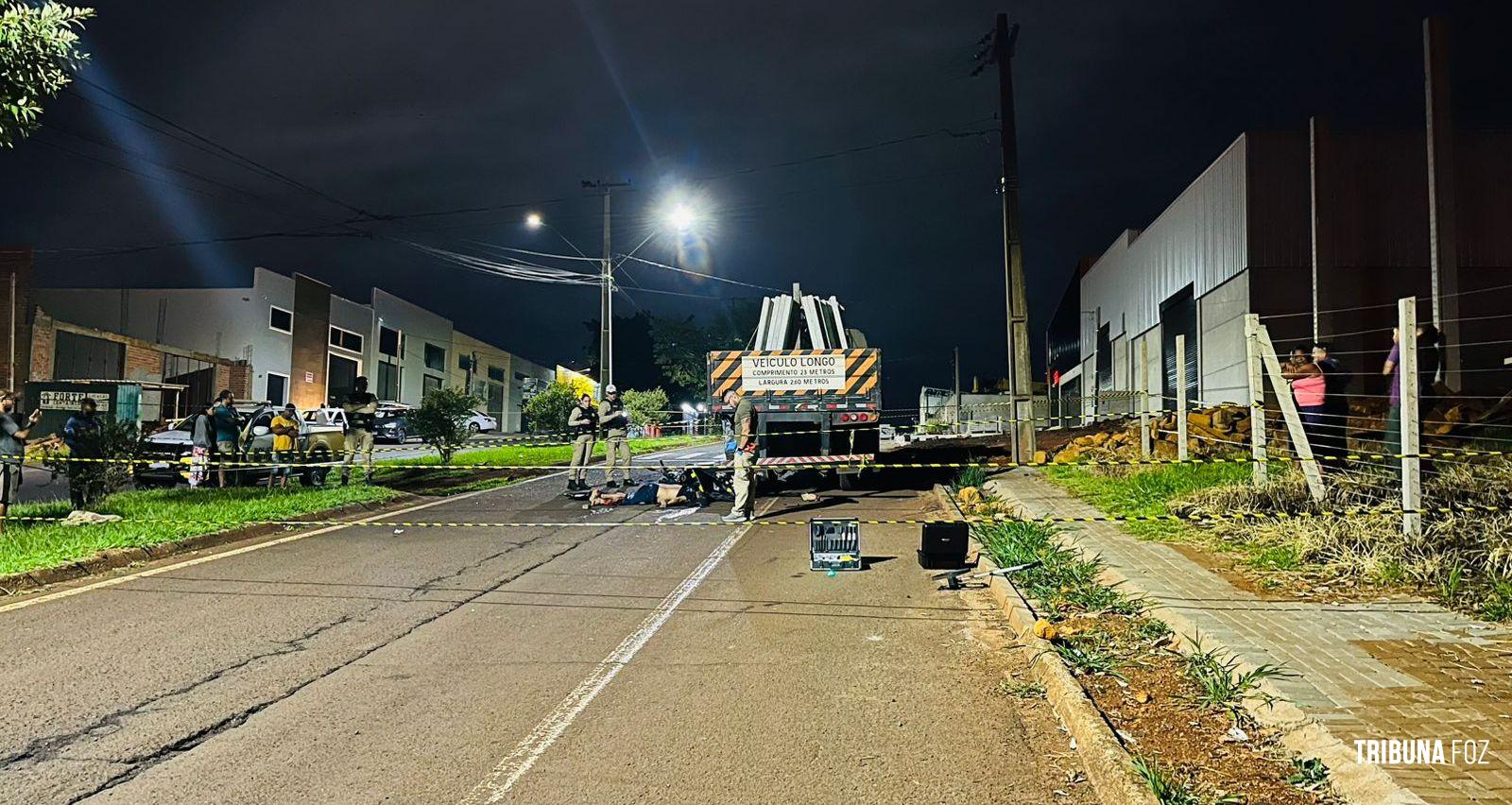 Motociclista morre após colidir com carreta parada na Av. Mário Filho em Foz do Iguaçu
