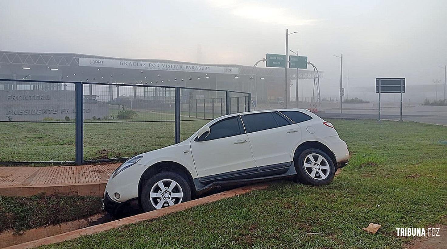 Neblina densa faz veículo cair em vala perto da Ponte da Integração no lado paraguaio da fronteira
