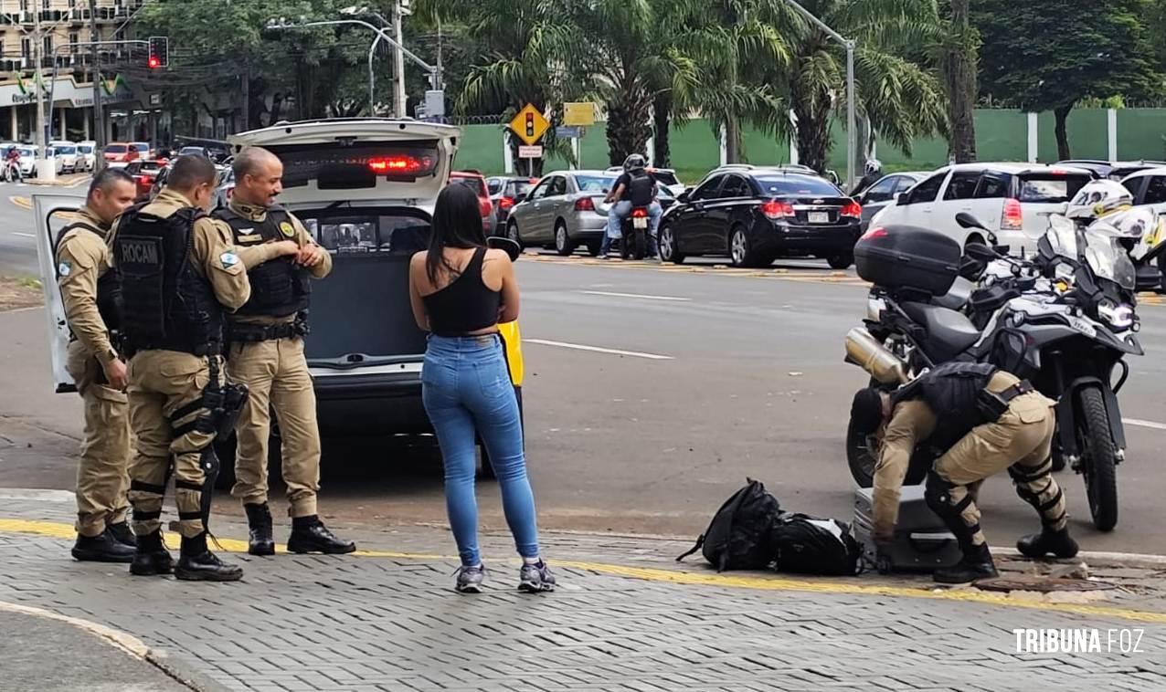 PM prende mulher com grande quantidade de drogas na área central de Foz do Iguaçu