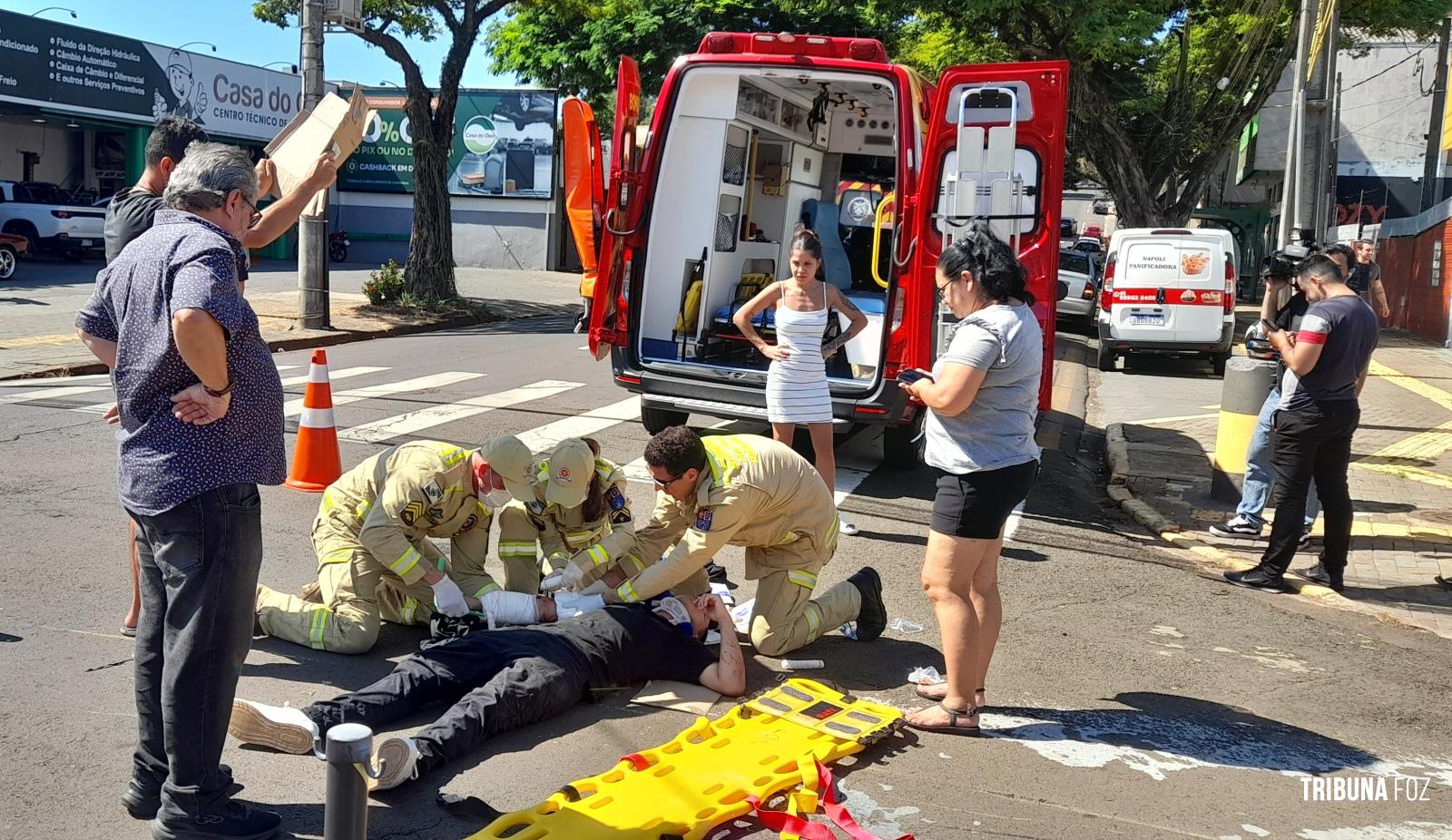 Siate socorre duas vítimas após colisão entre moto e carro no centro de Foz do Iguaçu