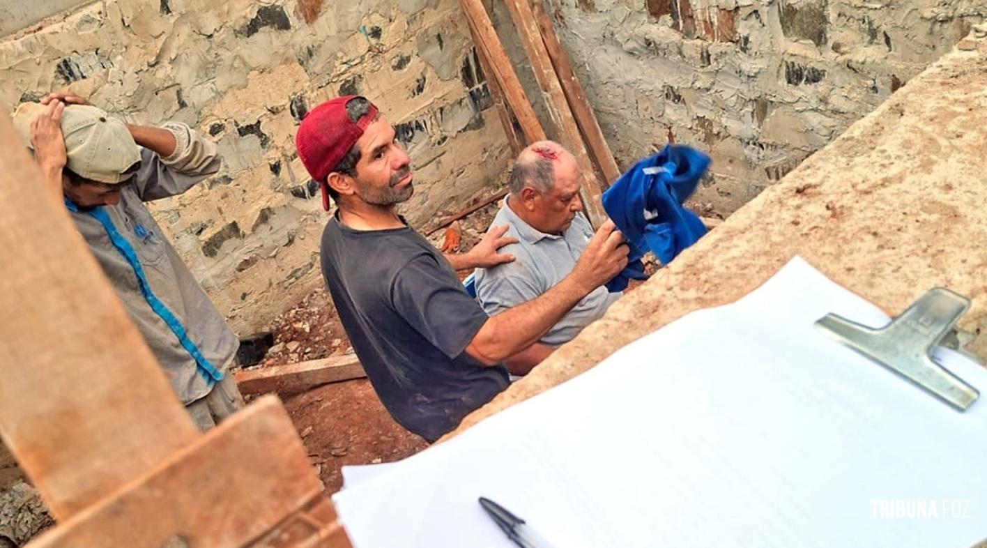 Um operário da construção civil de 74 anos fica ferido após cair de uma altura de três metros em escola