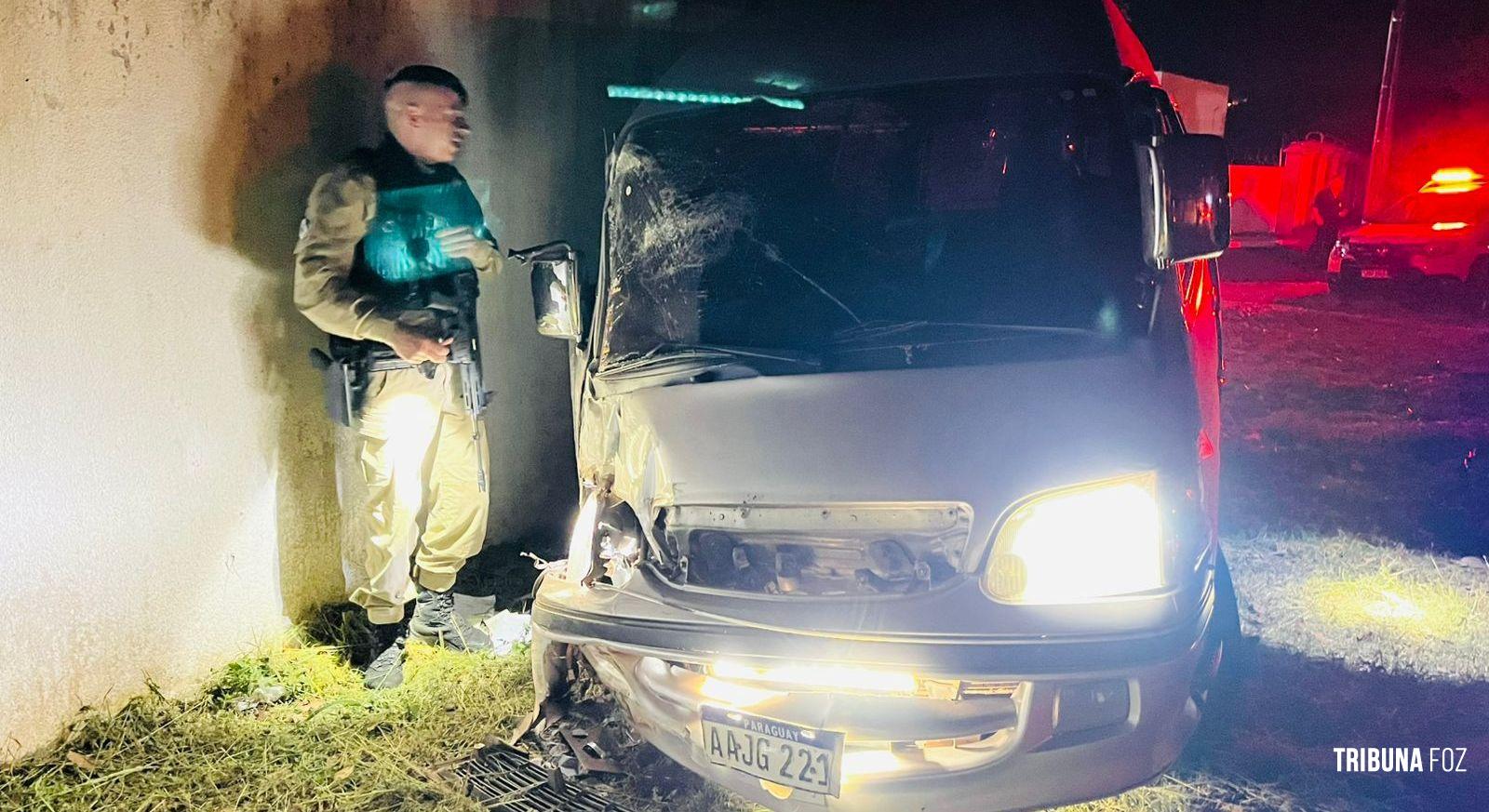 Van carregada com celulares é apreendida após motorista bater e fugir no Jardim das Palmeiras