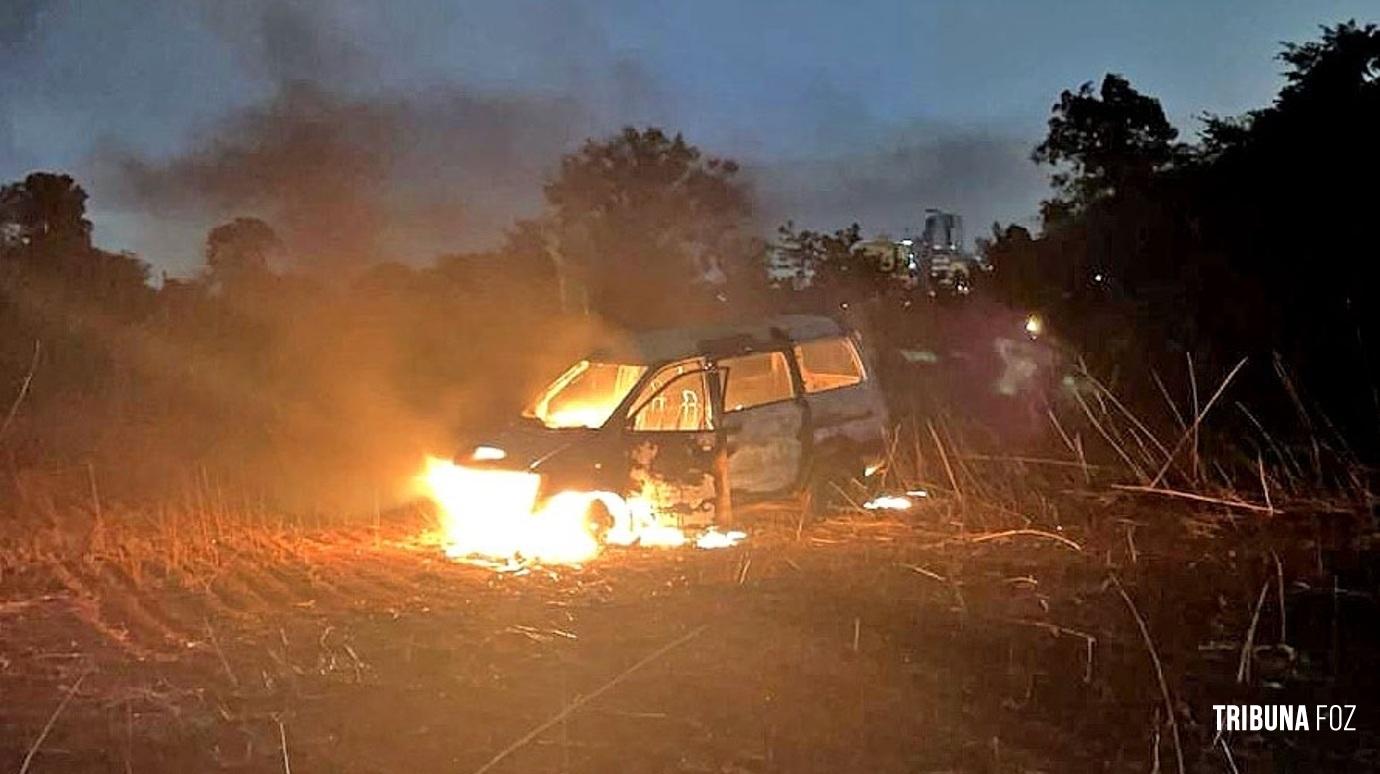 Van é encontrada em chamas durante a madrugada em Ciudad Del Este no Paraguai 