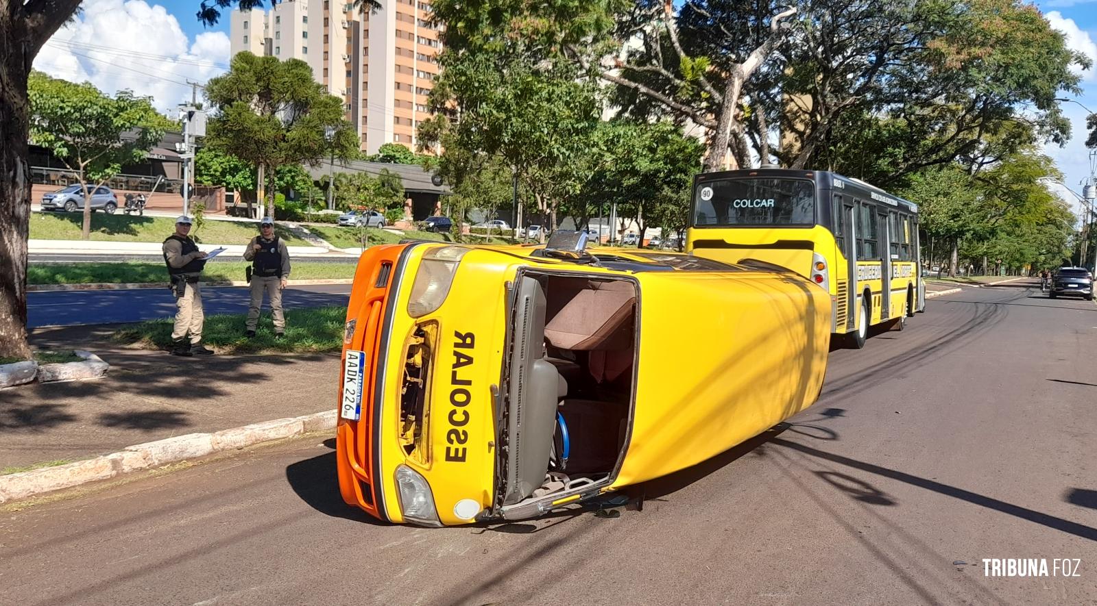 Van escolar tomba após ser colhida por um ônibus do transporte público internacional na Av. Paraná