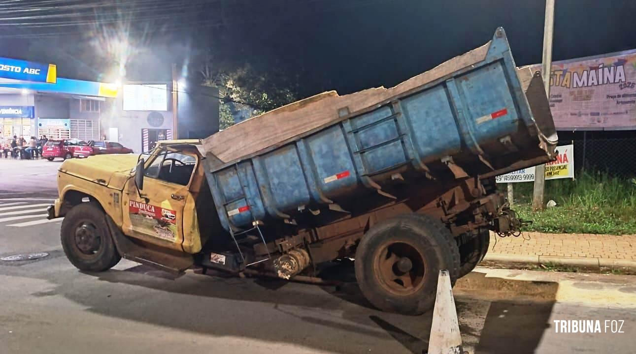 Caminhão caçamba fica danificado após má distribuição de carga na Av. República Argentina