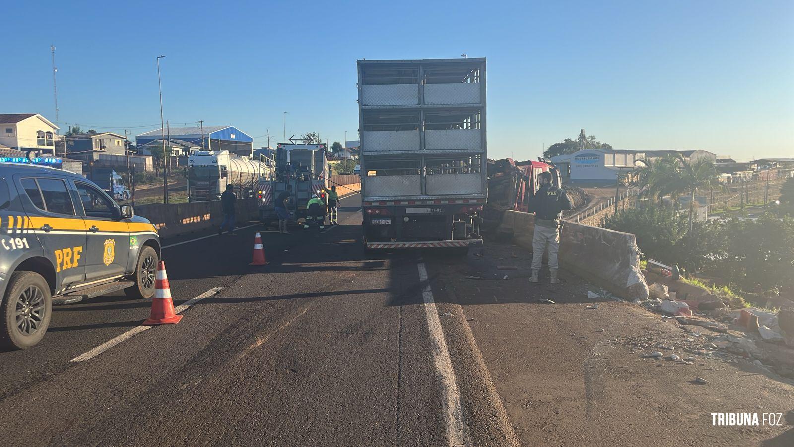 Caminhão colide com a proteção de concreto na BR-277 em Matelândia 