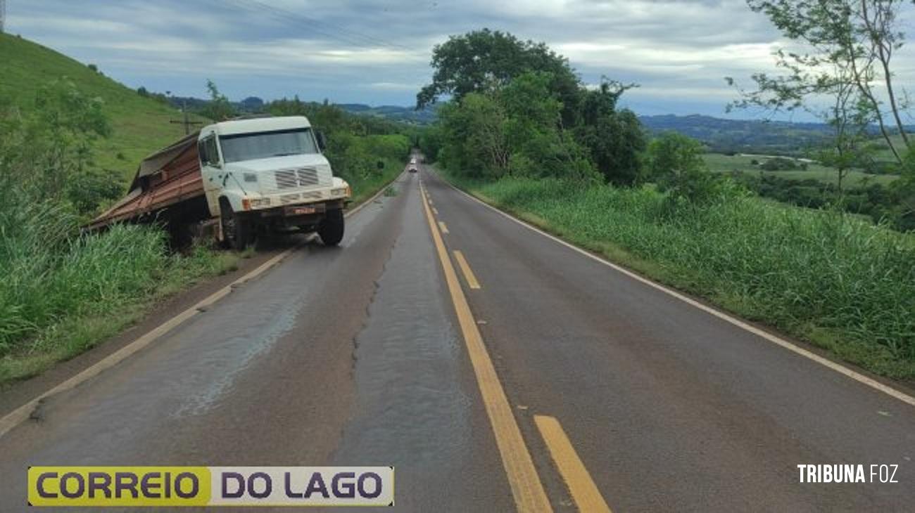 Caminhão sai da pista e fica parcialmente sobre a PR-495 em Missal