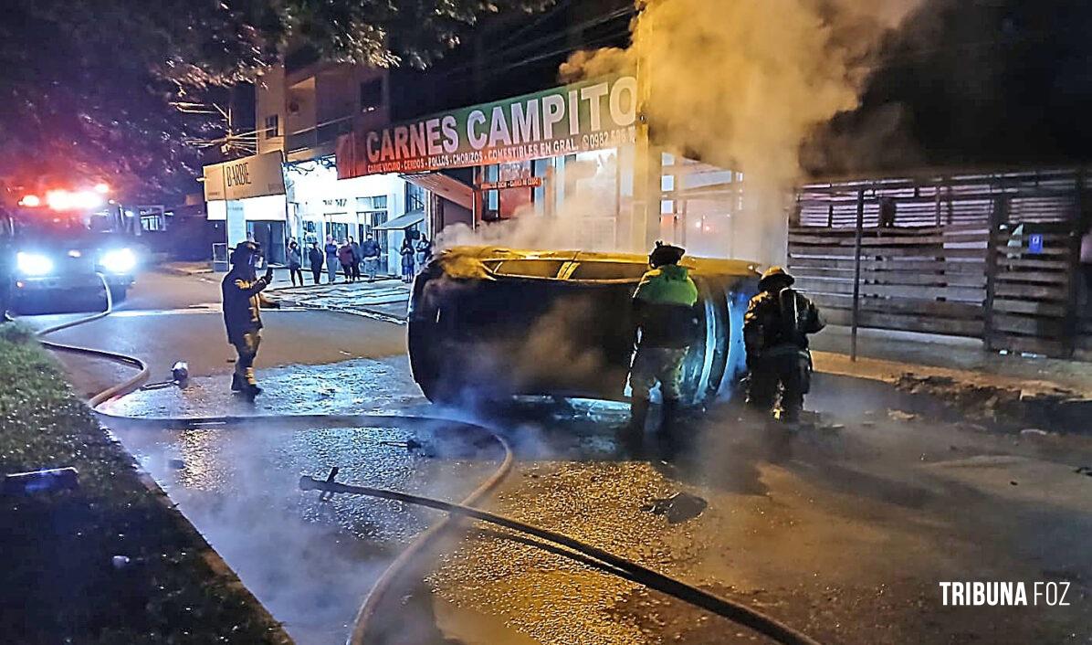 Carro capota e pega fogo em Ciudad Del Este no Paraguai