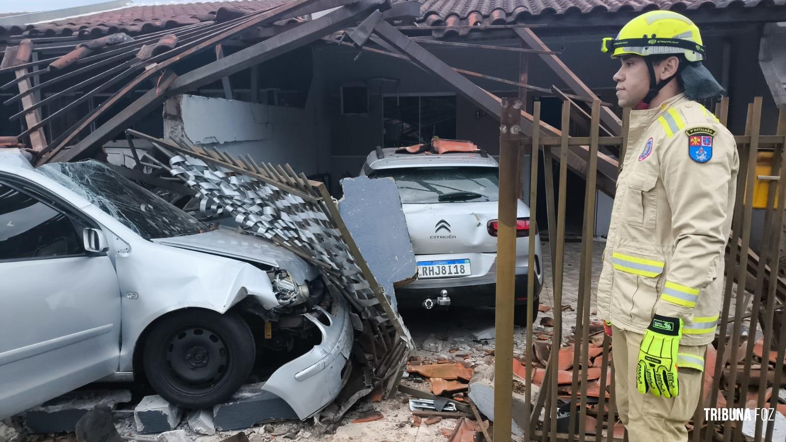 Condutora dorme ao volante e colide veículo no muro de uma residência no Portal da Foz