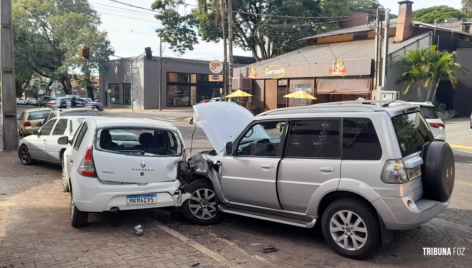 Condutora perde o controle do veículo e colide contra outros três veículos estacionados no centro de Foz do Iguaçu 