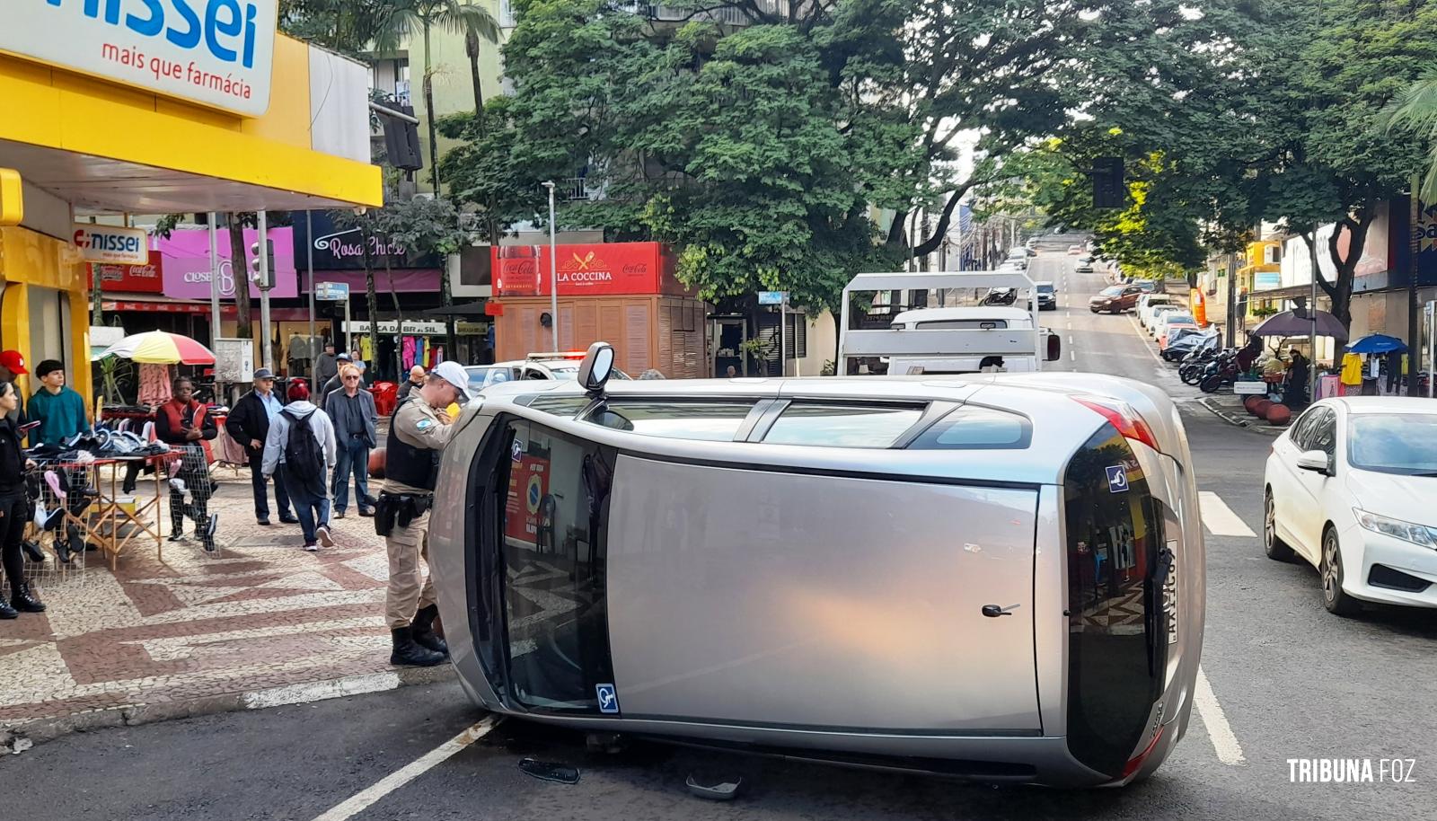Condutora perde o controle e tomba o veículo na Av. Brasil em Foz do Iguaçu
