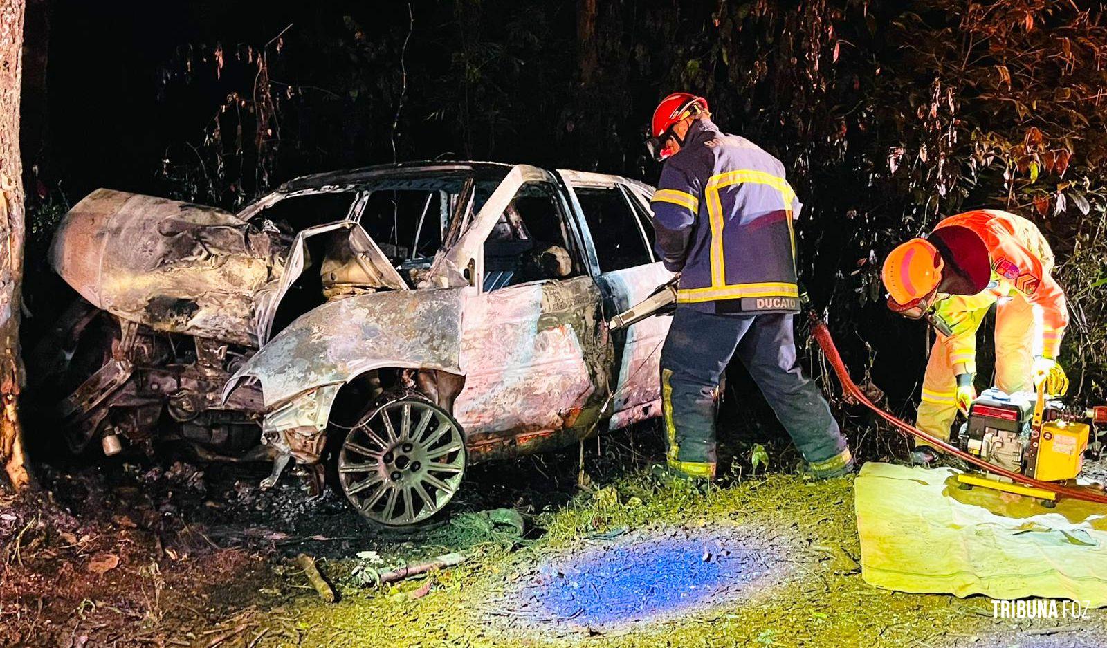 Duas pessoas morrem carbonizadas após veículo colidir contra uma arvore em Santa Terezinha de Itaipu