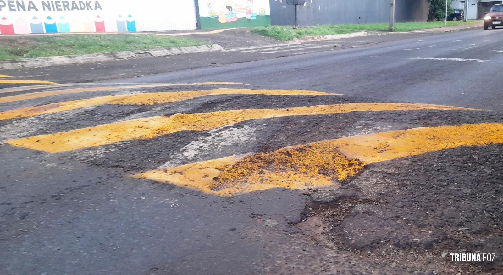 FOZTRANS: Fiscaliza os motorista e ignora as crateras