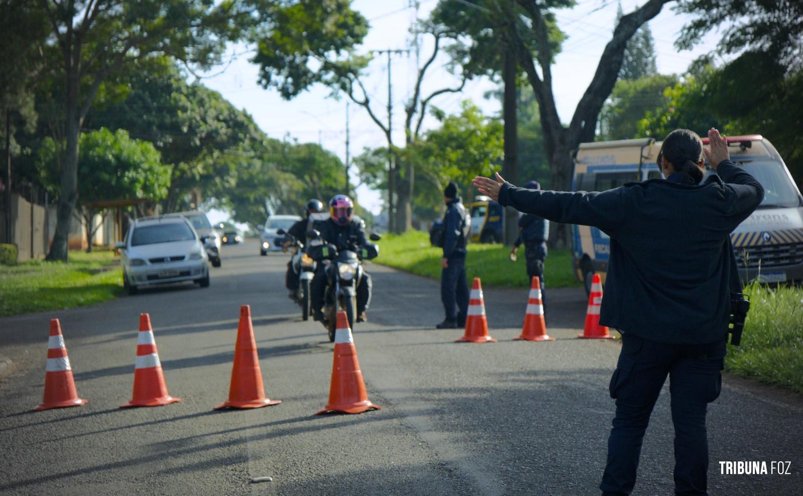 Foztrans realiza blitz para fiscalizar motociclistas irregulares na região do Bairro Porto Meira