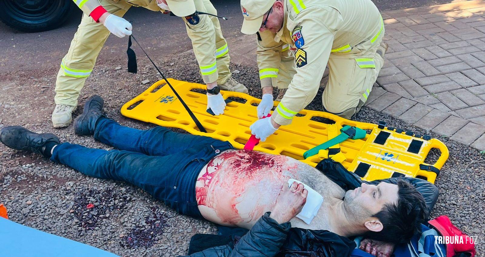 Homem é esfaqueado no peito e socorrido pelo Siate em estado grave no Conjunto Sol de Maio, em Foz do Iguaçu
