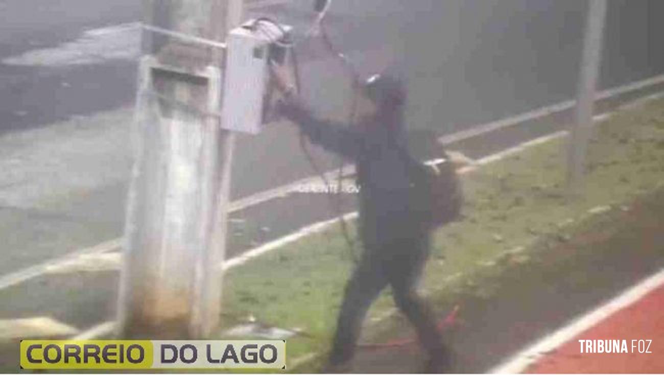 Homem é preso após ser flagrado retirando fios de poste de iluminação pública em Foz do Iguaçu