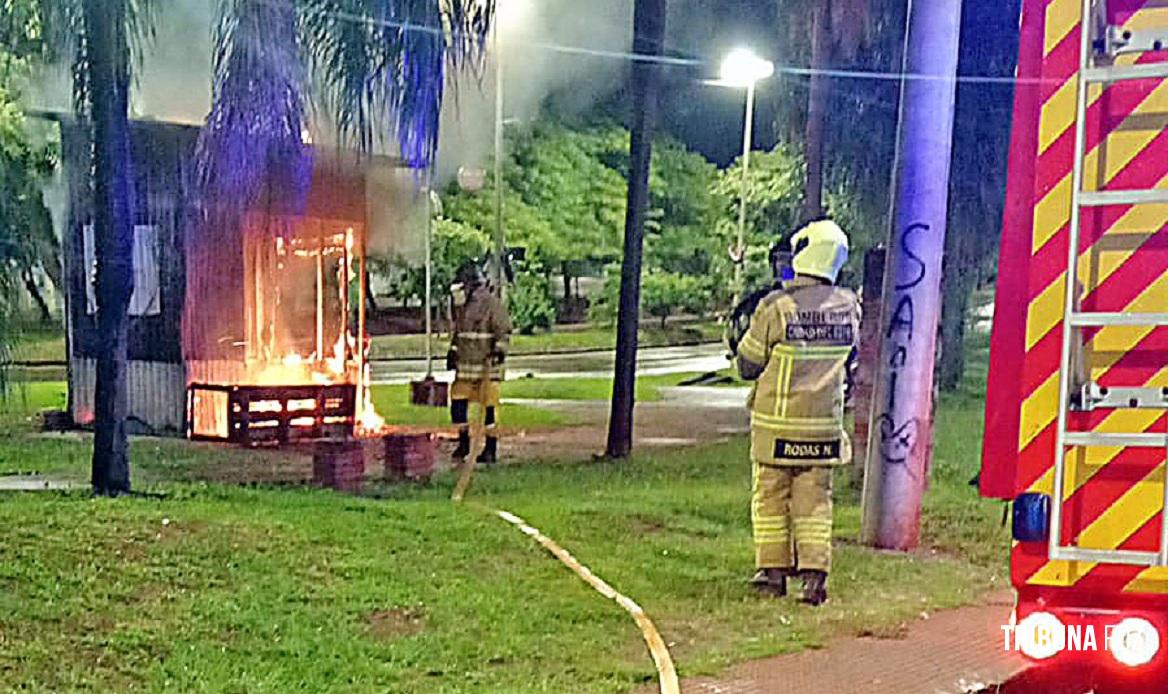 Incêndio consome barraca abandonada no centro de Ciudad del Este