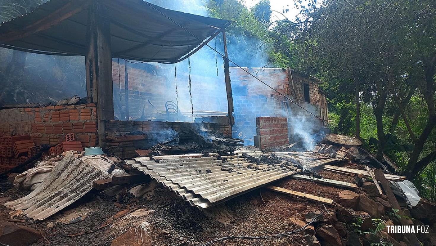Incêndio destrói casa deixando mulher com queimaduras leves em Ciudad del Este